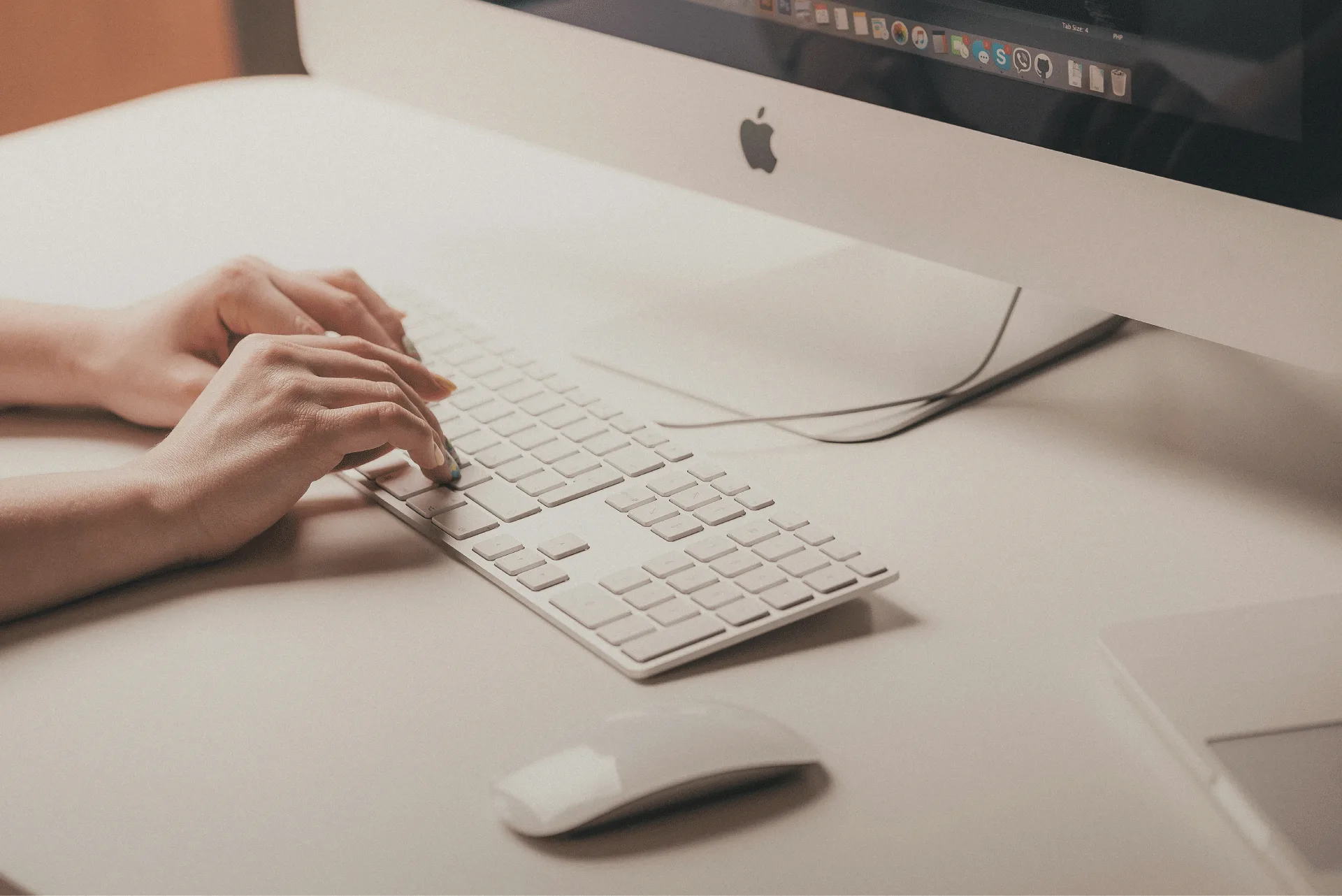 Simple reporting: Hands typing on a keyboard while managing a store program